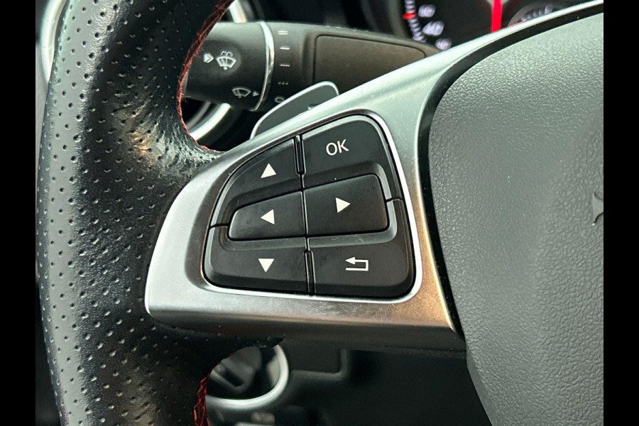 Mercedes-Benz CLA-Klasse 180 AMG Night Automaat (NAVIGATIE, STOELVERWARMING, LED, STUURBEDIENING, AFNEEMBARE TREKHAAK)
