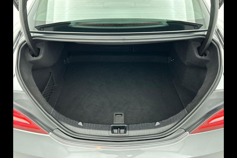 Mercedes-Benz CLA-Klasse 180 AMG Night Automaat (NAVIGATIE, STOELVERWARMING, LED, STUURBEDIENING, AFNEEMBARE TREKHAAK)