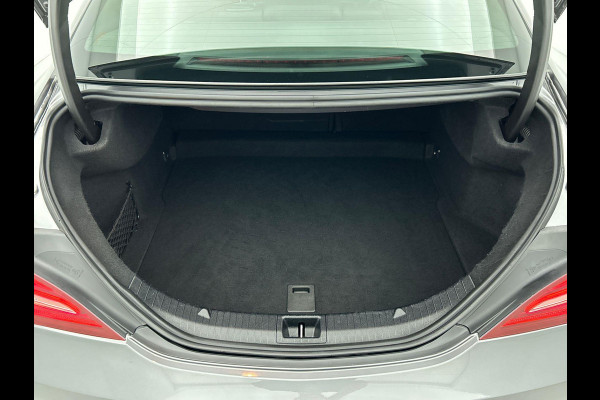 Mercedes-Benz CLA-Klasse 180 AMG Night Automaat (NAVIGATIE, STOELVERWARMING, LED, STUURBEDIENING, AFNEEMBARE TREKHAAK)