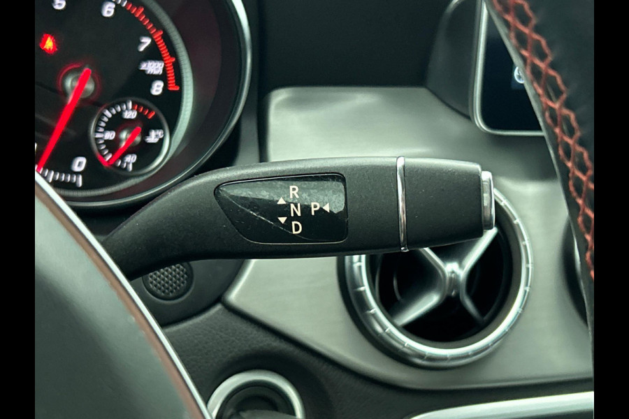 Mercedes-Benz CLA-Klasse 180 AMG Night Automaat (NAVIGATIE, STOELVERWARMING, LED, STUURBEDIENING, AFNEEMBARE TREKHAAK)