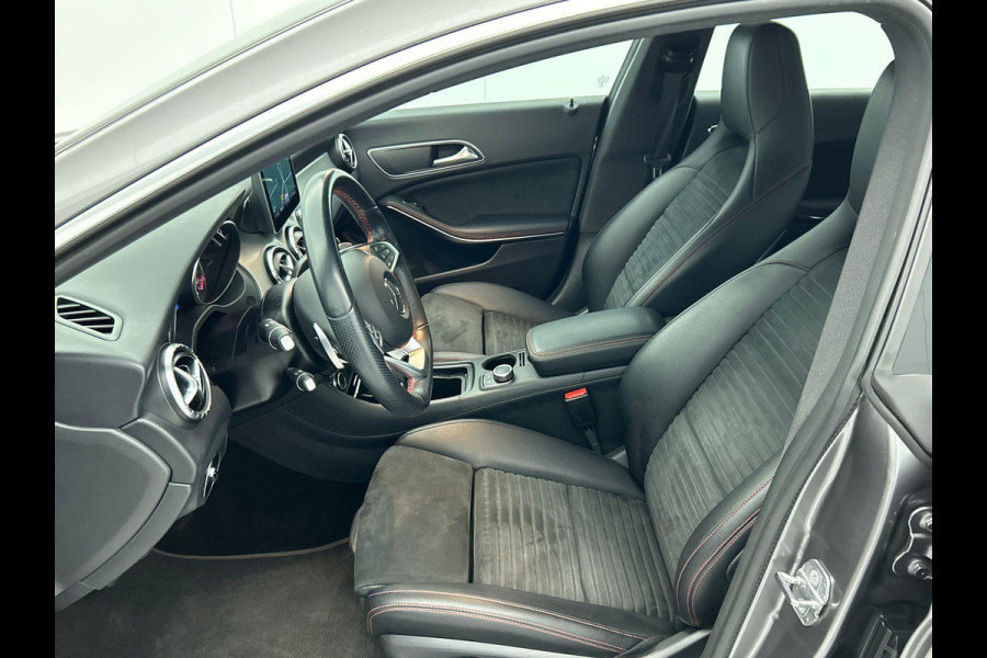Mercedes-Benz CLA-Klasse 180 AMG Night Automaat (NAVIGATIE, STOELVERWARMING, LED, STUURBEDIENING, AFNEEMBARE TREKHAAK)