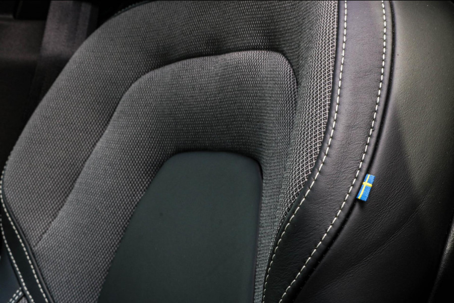 Volvo XC60 2.0 Recharge T8 R-Design - PANO - TREKHAAK - VOL!!!!