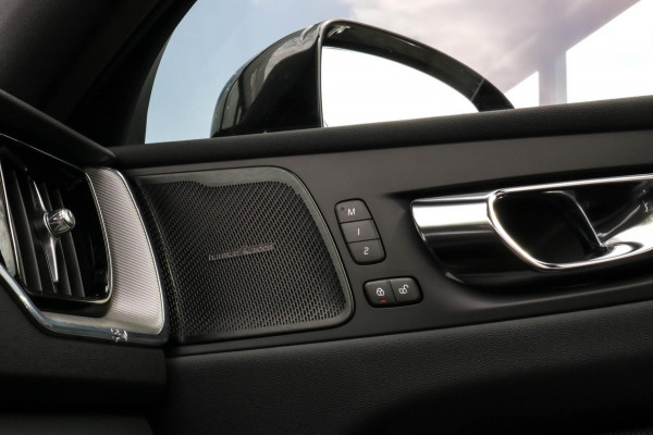 Volvo XC60 2.0 Recharge T8 R-Design - PANO - TREKHAAK - VOL!!!!