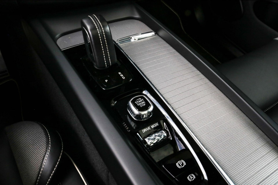 Volvo XC60 2.0 Recharge T8 R-Design - PANO - TREKHAAK - VOL!!!!