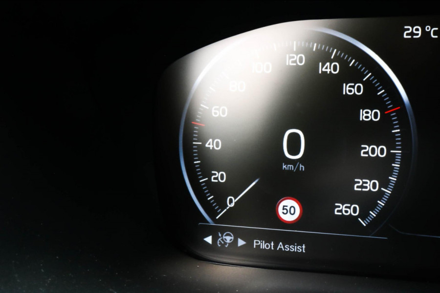 Volvo XC60 2.0 Recharge T8 R-Design - PANO - TREKHAAK - VOL!!!!