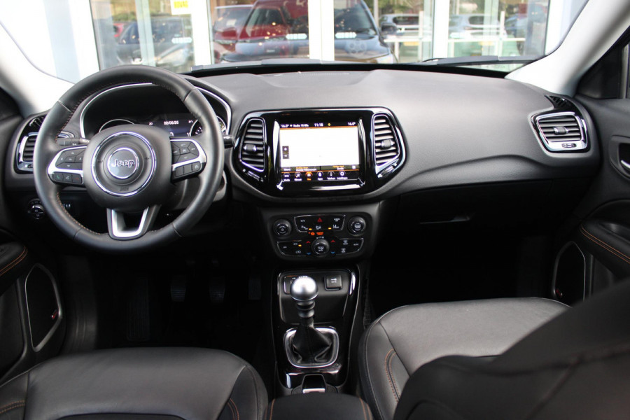 Jeep Compass 1.4 140PK MultiAir LIMITED | AFNEEMBARE TREKHAAK | ELEKTRISCH BEDIENBARE STOELEN MET GEHEUGENFUNCTIE | LEDEREN BEKLEDING | NAVIGATIE | KEYLESS ENTRY/START | CRUISE CONTROL | DAB+ RADIO | ACHTERUITRIJ CAMERA | DODEHOEK DETECTIE | BEATS AUDIO SYSTEM | CLIMATE CONTROL |