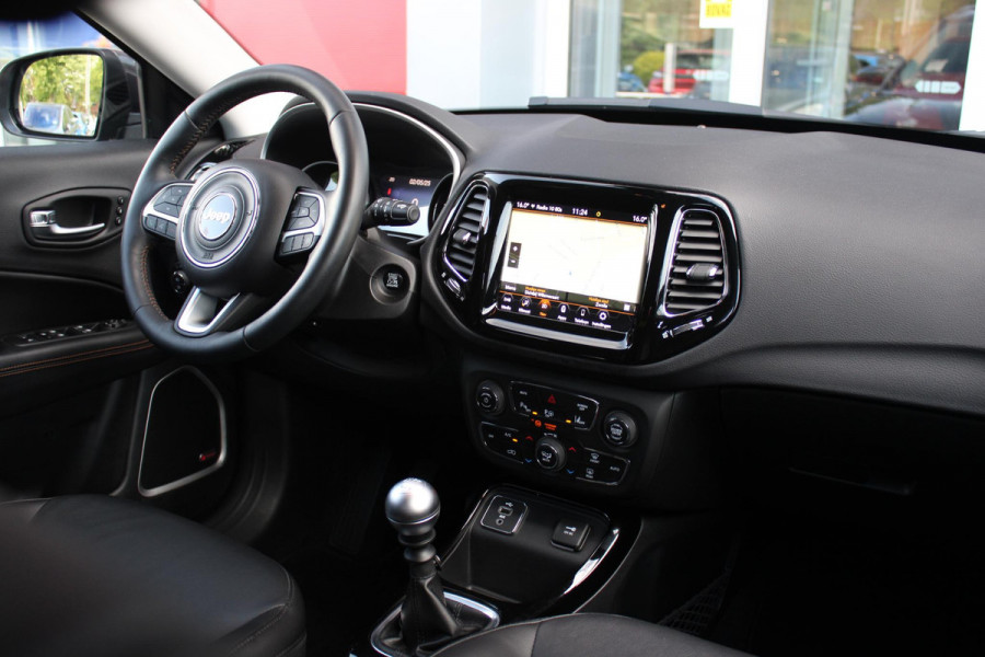 Jeep Compass 1.4 140PK MultiAir LIMITED | AFNEEMBARE TREKHAAK | ELEKTRISCH BEDIENBARE STOELEN MET GEHEUGENFUNCTIE | LEDEREN BEKLEDING | NAVIGATIE | KEYLESS ENTRY/START | CRUISE CONTROL | DAB+ RADIO | ACHTERUITRIJ CAMERA | DODEHOEK DETECTIE | BEATS AUDIO SYSTEM | CLIMATE CONTROL |