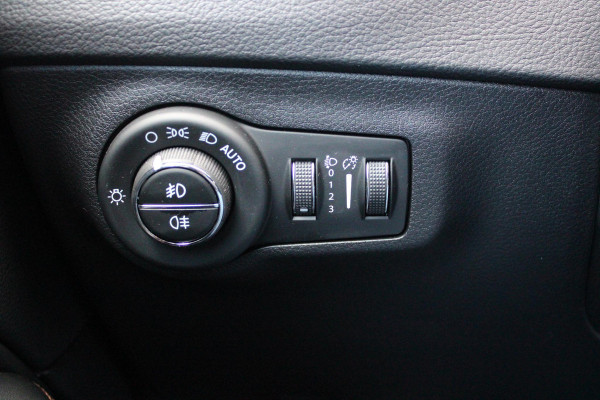 Jeep Compass 1.4 140PK MultiAir LIMITED | AFNEEMBARE TREKHAAK | ELEKTRISCH BEDIENBARE STOELEN MET GEHEUGENFUNCTIE | LEDEREN BEKLEDING | NAVIGATIE | KEYLESS ENTRY/START | CRUISE CONTROL | DAB+ RADIO | ACHTERUITRIJ CAMERA | DODEHOEK DETECTIE | BEATS AUDIO SYSTEM | CLIMATE CONTROL |