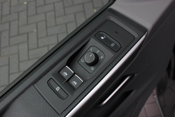 Volkswagen Transporter 2.0 TDI L2H1 30 DC BULLI 199PK DUBBEL CABINE / LEDEREN BEKLEDING / PDC / VERLAGINGSVEREN / 2X SCHUIFDEUR