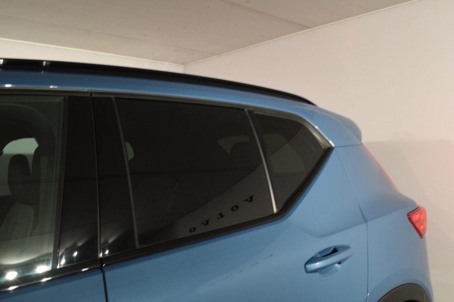 Volvo XC40 B4 211PK Automaat Plus Dark / Climate pack / Donker getint glas / 19'' velgen / Adaptieve cruise control / DAB+ / El. Achterklep