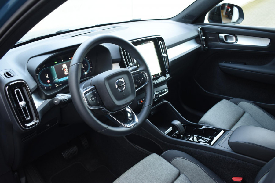 Volvo XC40 B4 211PK Automaat Plus Dark / Climate pack / Donker getint glas / 19'' velgen / Adaptieve cruise control / DAB+ / El. Achterklep