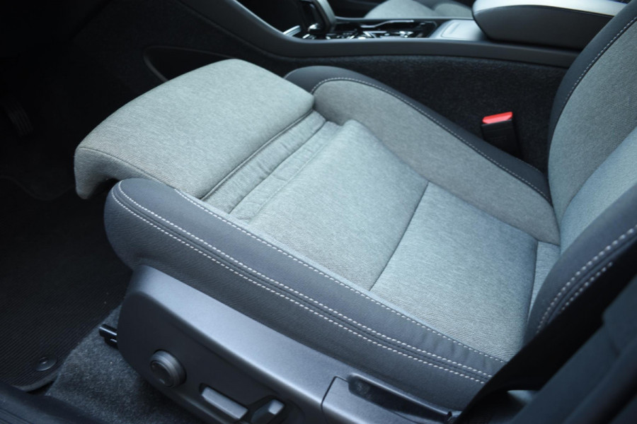 Volvo XC40 B4 211PK Automaat Plus Dark / Climate pack / Donker getint glas / 19'' velgen / Adaptieve cruise control / DAB+ / El. Achterklep