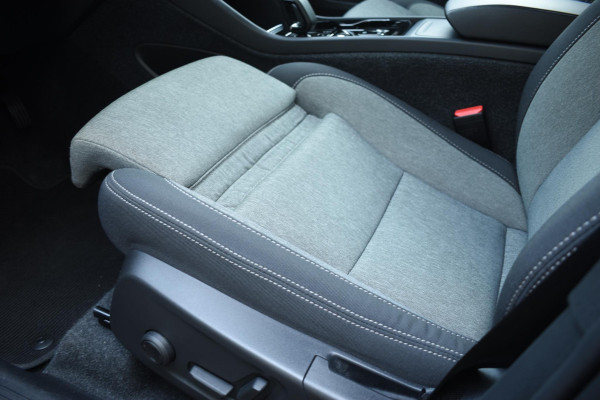 Volvo XC40 B4 211PK Automaat Plus Dark / Climate pack / Donker getint glas / 19'' velgen / Adaptieve cruise control / DAB+ / El. Achterklep
