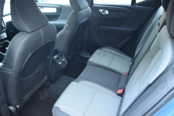 Volvo XC40 B4 211PK Automaat Plus Dark / Climate pack / Donker getint glas / 19'' velgen / Adaptieve cruise control / DAB+ / El. Achterklep