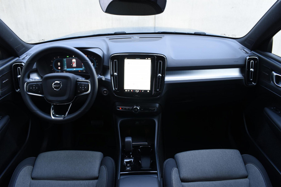 Volvo XC40 B4 211PK Automaat Plus Dark / Climate pack / Donker getint glas / 19'' velgen / Adaptieve cruise control / DAB+ / El. Achterklep