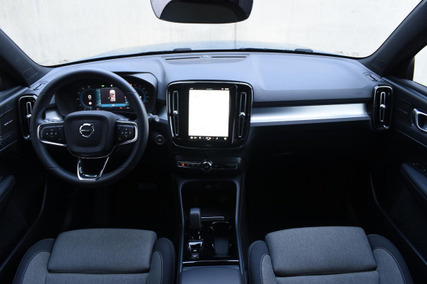 Volvo XC40 B4 211PK Automaat Plus Dark / Climate pack / Donker getint glas / 19'' velgen / Adaptieve cruise control / DAB+ / El. Achterklep