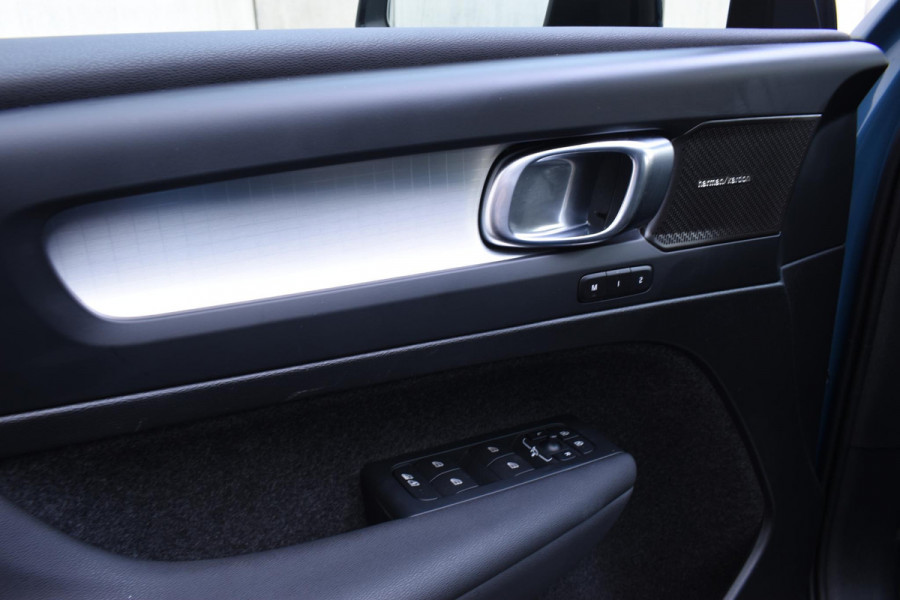 Volvo XC40 B4 211PK Automaat Plus Dark / Climate pack / Donker getint glas / 19'' velgen / Adaptieve cruise control / DAB+ / El. Achterklep