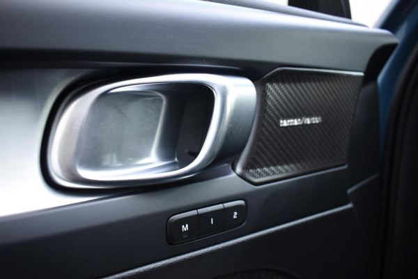 Volvo XC40 B4 211PK Automaat Plus Dark / Climate pack / Donker getint glas / 19'' velgen / Adaptieve cruise control / DAB+ / El. Achterklep