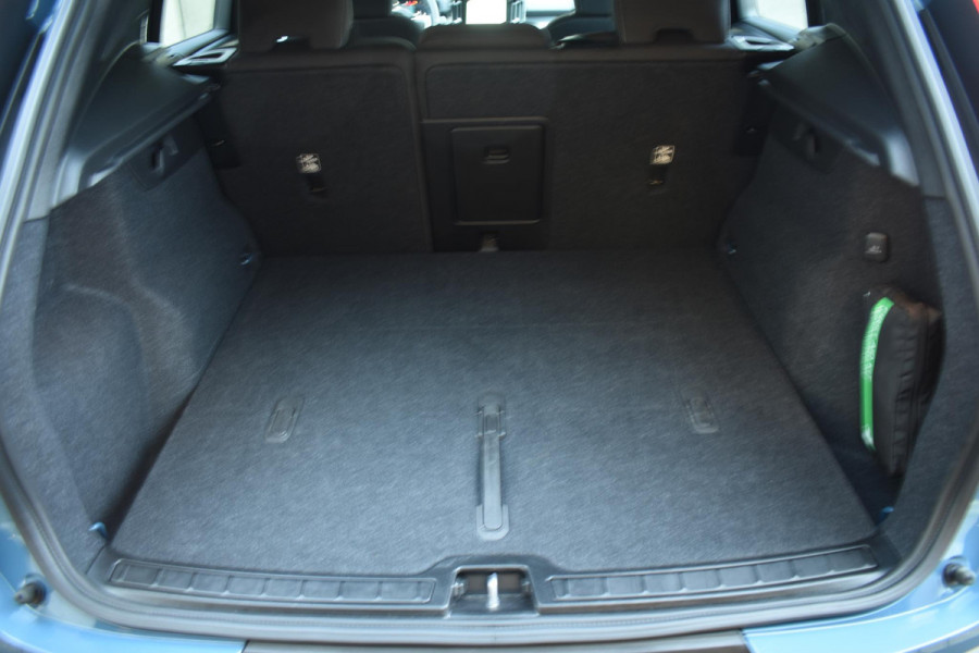 Volvo XC40 B4 211PK Automaat Plus Dark / Climate pack / Donker getint glas / 19'' velgen / Adaptieve cruise control / DAB+ / El. Achterklep