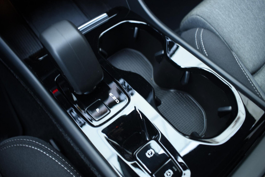 Volvo XC40 B4 211PK Automaat Plus Dark / Climate pack / Donker getint glas / 19'' velgen / Adaptieve cruise control / DAB+ / El. Achterklep