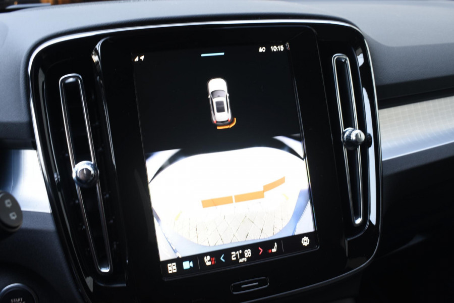 Volvo XC40 B4 211PK Automaat Plus Dark / Climate pack / Donker getint glas / 19'' velgen / Adaptieve cruise control / DAB+ / El. Achterklep
