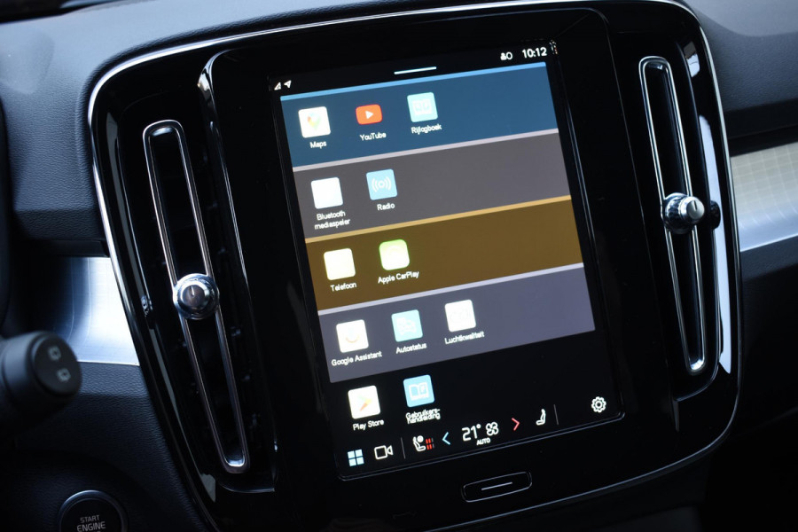 Volvo XC40 B4 211PK Automaat Plus Dark / Climate pack / Donker getint glas / 19'' velgen / Adaptieve cruise control / DAB+ / El. Achterklep