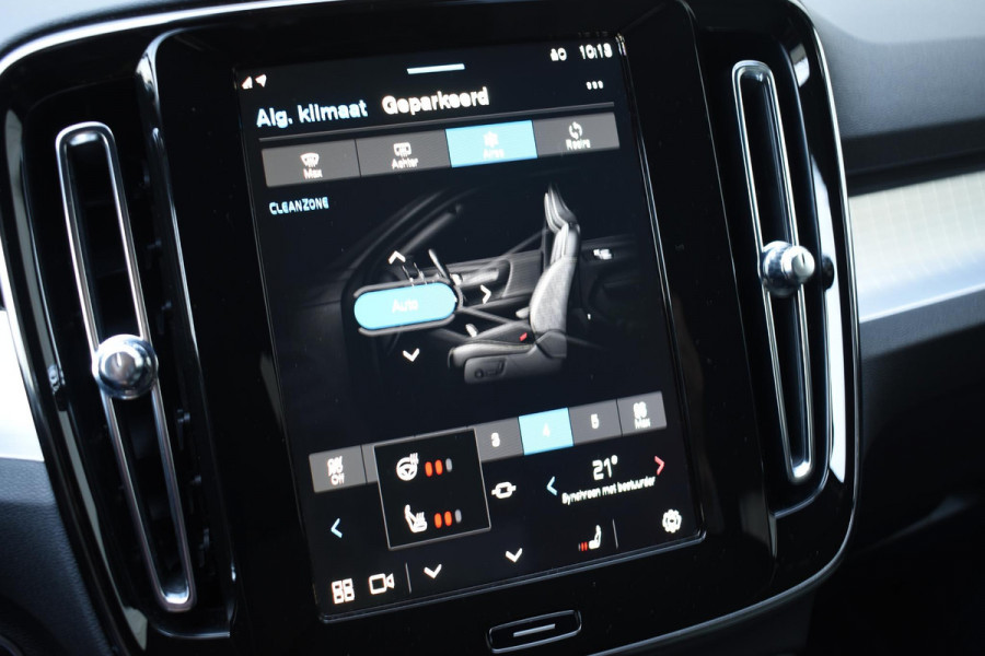 Volvo XC40 B4 211PK Automaat Plus Dark / Climate pack / Donker getint glas / 19'' velgen / Adaptieve cruise control / DAB+ / El. Achterklep
