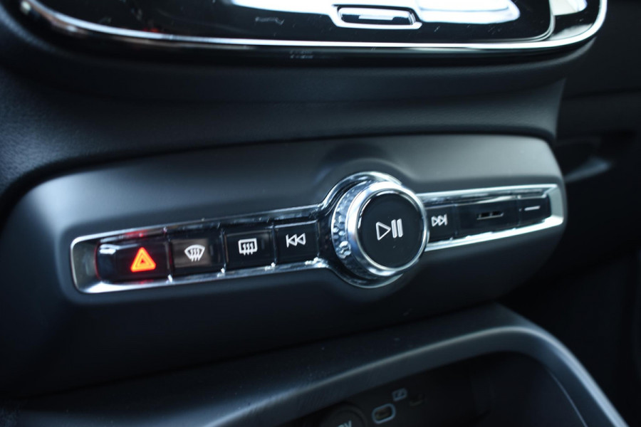 Volvo XC40 B4 211PK Automaat Plus Dark / Climate pack / Donker getint glas / 19'' velgen / Adaptieve cruise control / DAB+ / El. Achterklep