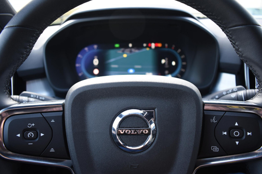 Volvo XC40 B4 211PK Automaat Plus Dark / Climate pack / Donker getint glas / 19'' velgen / Adaptieve cruise control / DAB+ / El. Achterklep