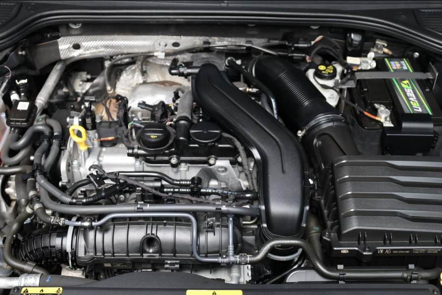 Volkswagen Golf 1.5 eTSI R-Line IQ+LED/VIRTUAL/SFEER/ALCANTARA+S.VERWARMING/18" LMV/CAM/LINE/ACC/ECC/12 MDN GARANTIE!
