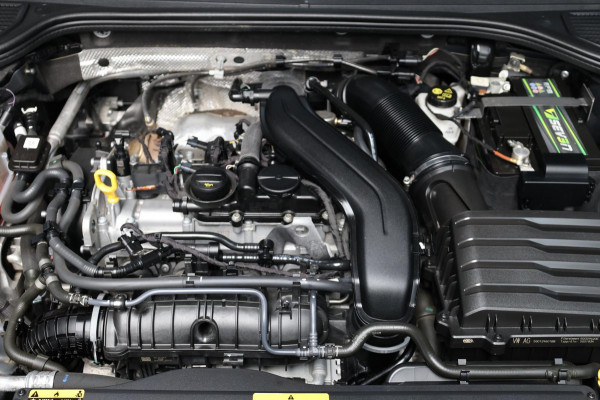 Volkswagen Golf 1.5 eTSI R-Line IQ+LED/VIRTUAL/SFEER/ALCANTARA+S.VERWARMING/18" LMV/CAM/LINE/ACC/ECC/12 MDN GARANTIE!