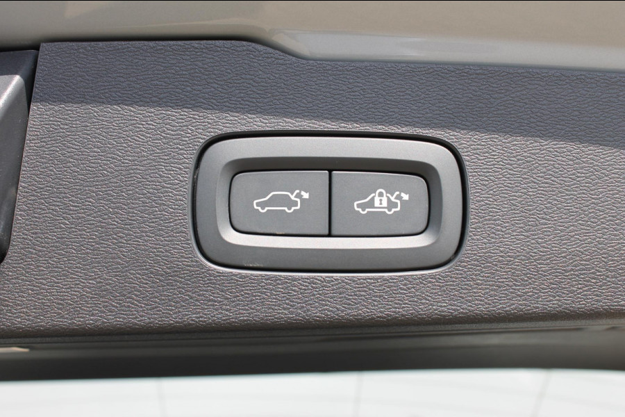 Volvo V60 T6 350PK Automaat Plug-in hybrid AWD Ultra Dark Head-Up display / Pilot assist / Adaptive cruise control / Elektrische achterklep / Panoramadak / Keyless entry / Google services / Lederen bekleding /