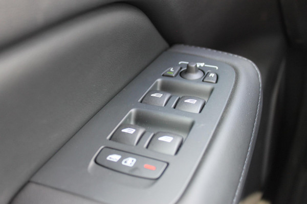 Volvo V60 T6 350PK Automaat Plug-in hybrid AWD Ultra Dark Head-Up display / Pilot assist / Adaptive cruise control / Elektrische achterklep / Panoramadak / Keyless entry / Google services / Lederen bekleding /