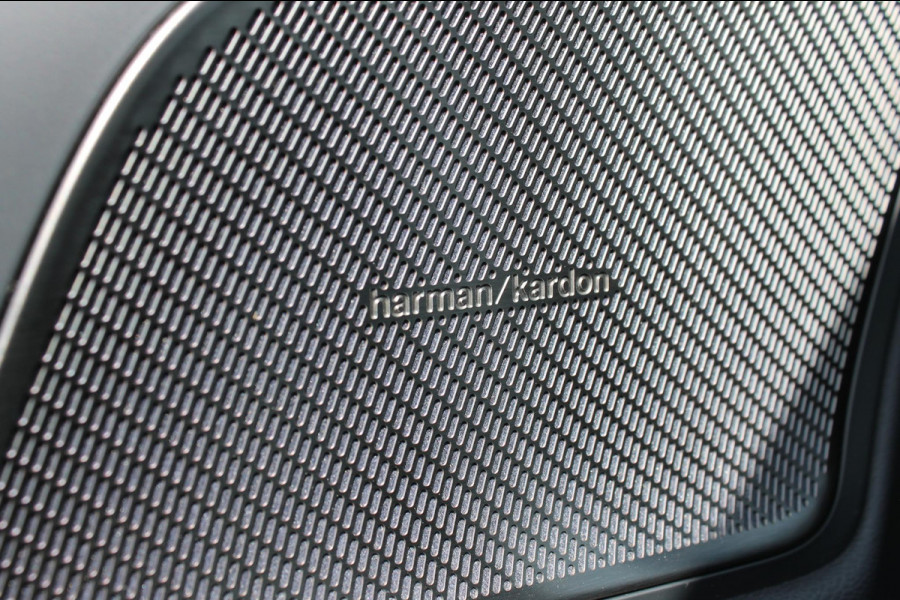 Volvo V60 T6 350PK Automaat Plug-in hybrid AWD Ultra Dark Head-Up display / Pilot assist / Adaptive cruise control / Elektrische achterklep / Panoramadak / Keyless entry / Google services / Lederen bekleding /