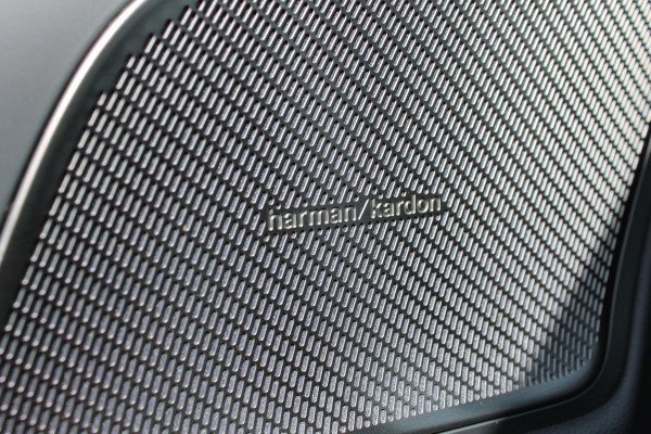 Volvo V60 T6 350PK Automaat Plug-in hybrid AWD Ultra Dark Head-Up display / Pilot assist / Adaptive cruise control / Elektrische achterklep / Panoramadak / Keyless entry / Google services / Lederen bekleding /