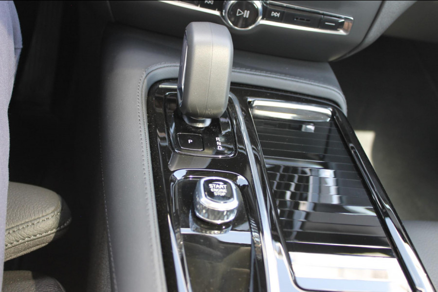 Volvo V60 T6 350PK Automaat Plug-in hybrid AWD Ultra Dark Head-Up display / Pilot assist / Adaptive cruise control / Elektrische achterklep / Panoramadak / Keyless entry / Google services / Lederen bekleding /