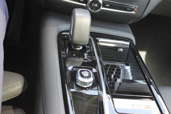Volvo V60 T6 350PK Automaat Plug-in hybrid AWD Ultra Dark Head-Up display / Pilot assist / Adaptive cruise control / Elektrische achterklep / Panoramadak / Keyless entry / Google services / Lederen bekleding /