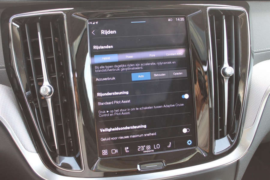Volvo V60 T6 350PK Automaat Plug-in hybrid AWD Ultra Dark Head-Up display / Pilot assist / Adaptive cruise control / Elektrische achterklep / Panoramadak / Keyless entry / Google services / Lederen bekleding /