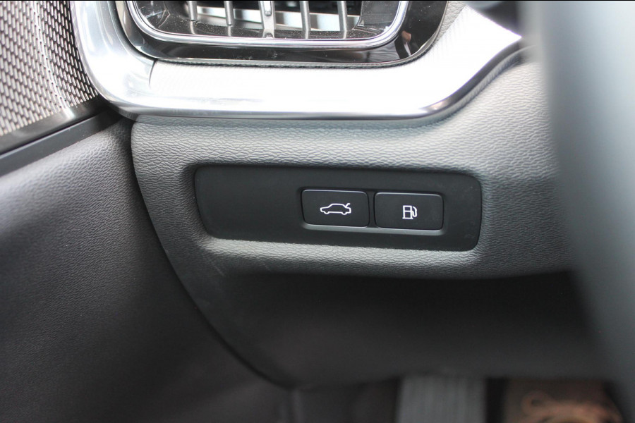 Volvo V60 T6 350PK Automaat Plug-in hybrid AWD Ultra Dark Head-Up display / Pilot assist / Adaptive cruise control / Elektrische achterklep / Panoramadak / Keyless entry / Google services / Lederen bekleding /