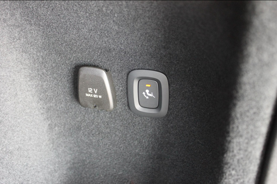 Volvo V60 T6 350PK Automaat Plug-in hybrid AWD Ultra Dark Head-Up display / Pilot assist / Adaptive cruise control / Elektrische achterklep / Panoramadak / Keyless entry / Google services / Lederen bekleding /