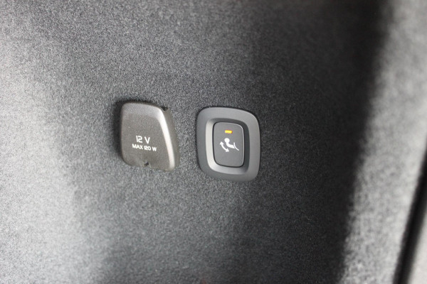 Volvo V60 T6 350PK Automaat Plug-in hybrid AWD Ultra Dark Head-Up display / Pilot assist / Adaptive cruise control / Elektrische achterklep / Panoramadak / Keyless entry / Google services / Lederen bekleding /