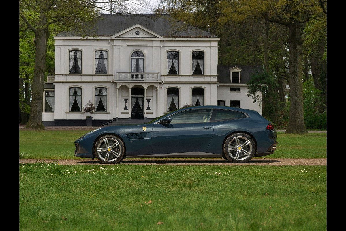 Ferrari GTC4 6.3 V12 Lusso | Atelier Car | Full spec! | Blu Ahrabian | Pano-dak | Lift | 360 cam | CarPlay Ferrari GTC4 6.3 V12 Lusso | Atelier Car | Full spec! | Blu Ahrabian | Pano-dak | Lift | 360 cam | CarPlay