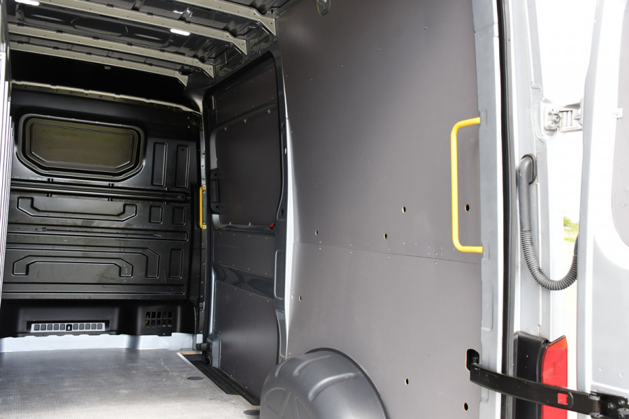 Volkswagen Crafter 35 2.0 TDI L3H3 Highline Adaptieve Cruise, Camera, Carplay, LED, Multimedia, 140PK, Automaat, 2 x Schuifdeur, Stoelverwarming, Uniek!