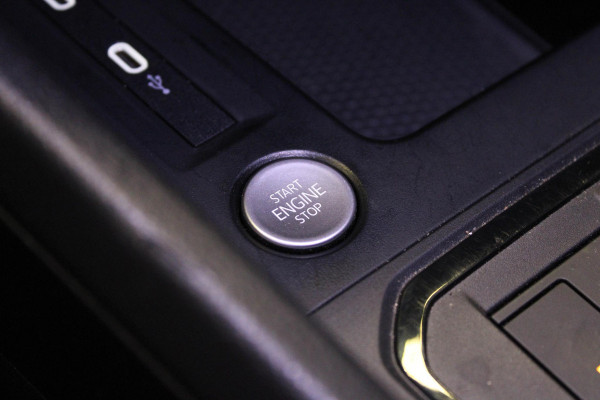 Volkswagen Caddy Dark Label 1.5 TSI 5p | Pano | Soft close | ACC |