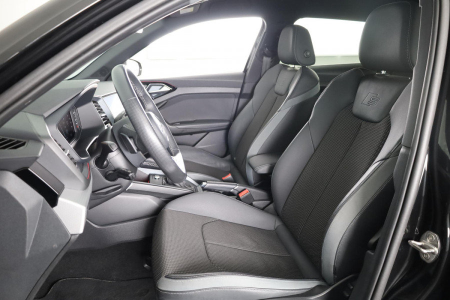 Audi A1 Sportback 30 TFSI S edition Navigatie via App | Parkeersensoren achter | Cruise control | LED koplampen | Sportstoelen | 18'' LM velgen | S-line |