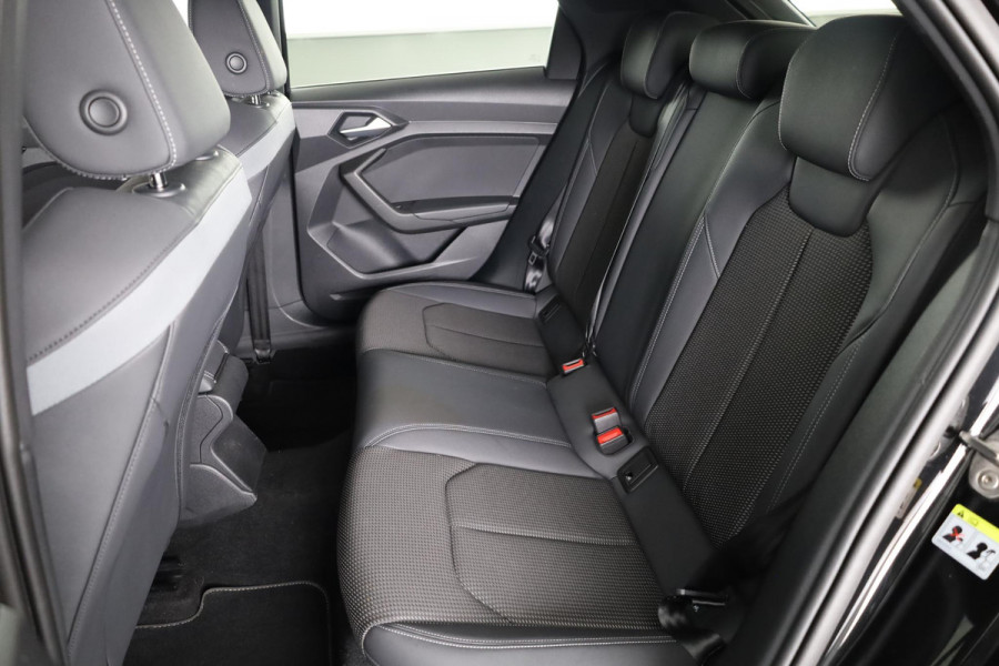 Audi A1 Sportback 30 TFSI S edition Navigatie via App | Parkeersensoren achter | Cruise control | LED koplampen | Sportstoelen | 18'' LM velgen | S-line |