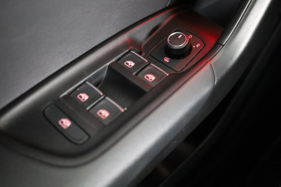 Audi A1 Sportback 30 TFSI S edition Navigatie via App | Parkeersensoren achter | Cruise control | LED koplampen | Sportstoelen | 18'' LM velgen | S-line |