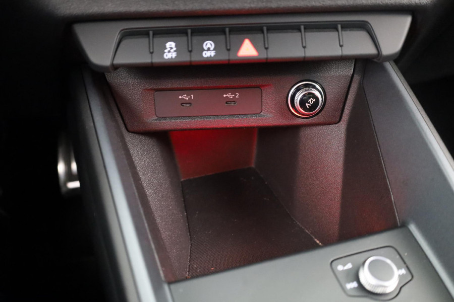 Audi A1 Sportback 30 TFSI S edition Navigatie via App | Parkeersensoren achter | Cruise control | LED koplampen | Sportstoelen | 18'' LM velgen | S-line |