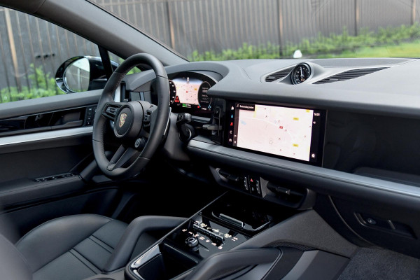 Porsche Cayenne Coupé 3.0 E-Hybrid. Sport Design, Chrono, ACC, Luchtv, Bose, Pano, 22'', Trekhaak, Stuurvw, Memory, Camera!