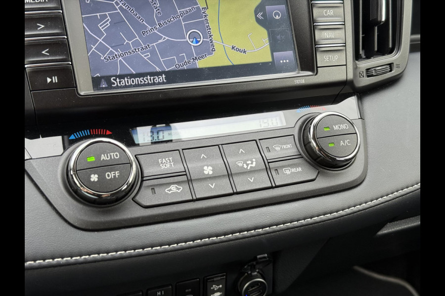 Toyota RAV4 2.5 Hybrid AWD Style | Navigatie, Stoel + Stuurverwarming, Parkeersensoren, Keyless, 18 inch, 1.650KG Trekgewicht, 4X4